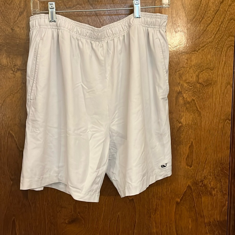 Men’s white vineyard performance short size large
